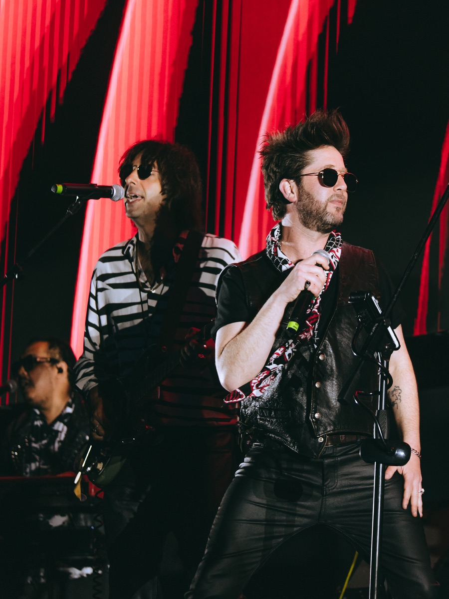 Vocalistas de The Nighters sobre el escenario