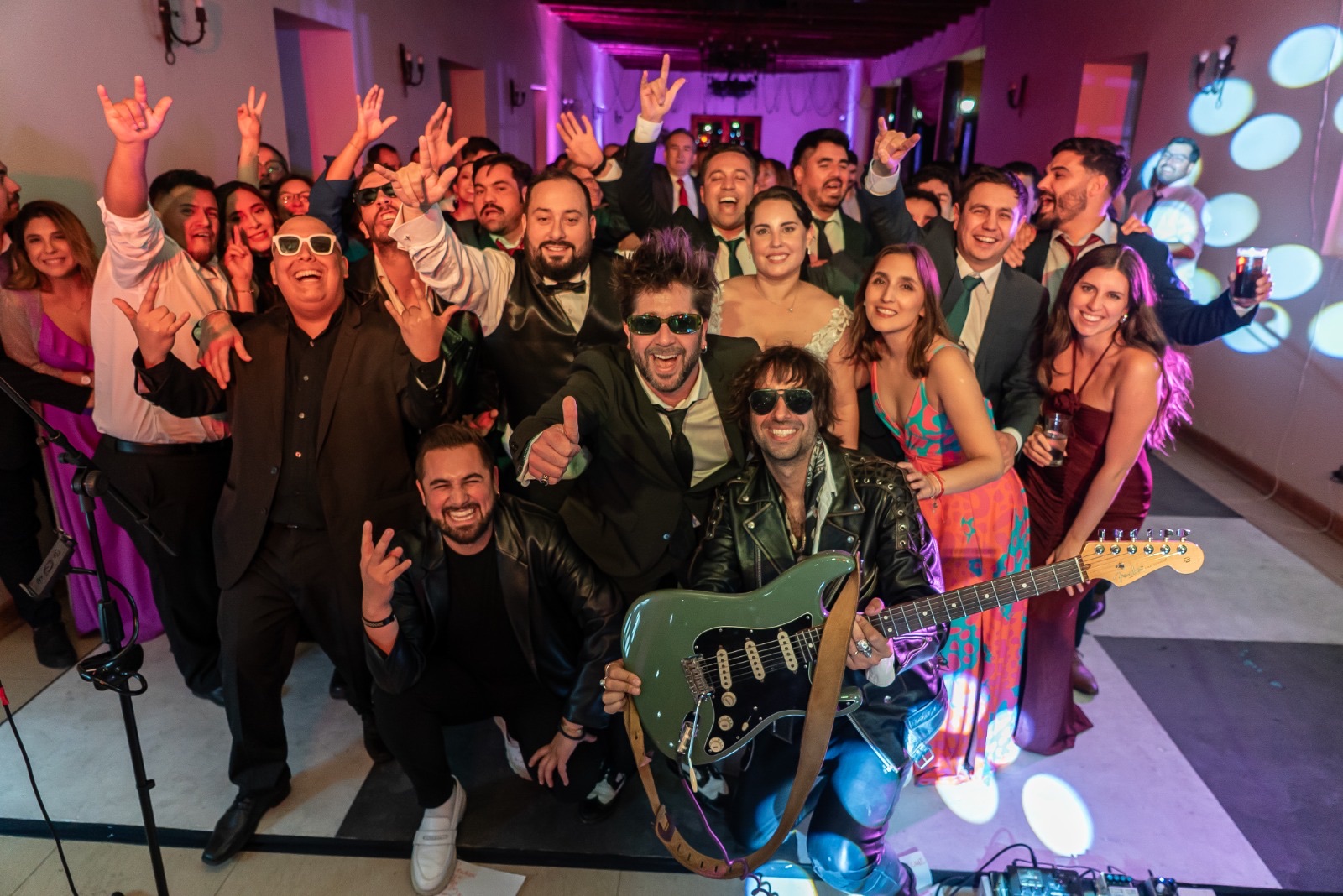 The Nighters junto a invitados después de una celebración